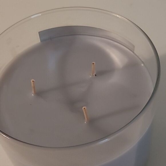 Soft Cashmere Scented Candle - Gray - Picture 4 of 5